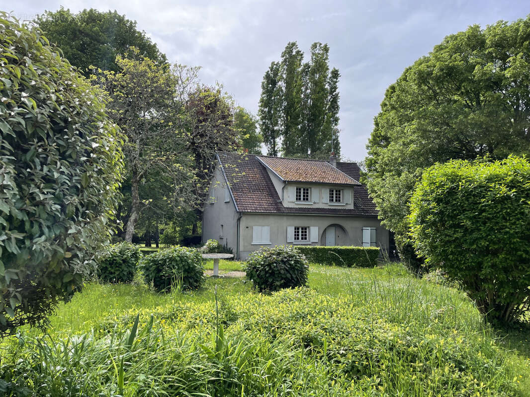 Maison à LA GUERCHE-SUR-L'AUBOIS
