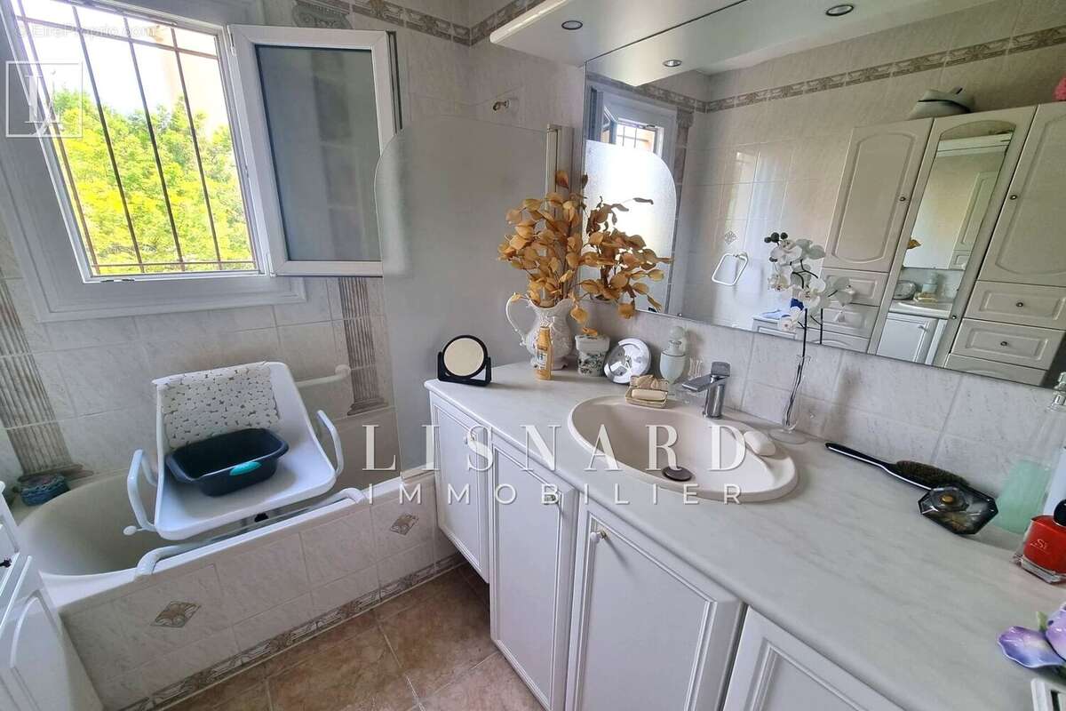 Appartement à VALLAURIS