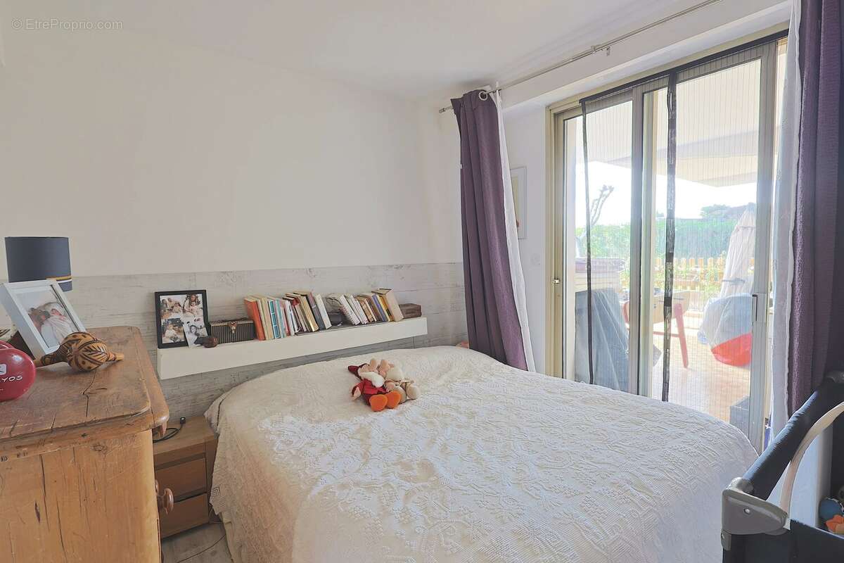 Rare à la vente – Superbe 2 pièces en rez-de-jardin avec 80 m² d’extérieur dans résidence de standing avec piscine - photo 3