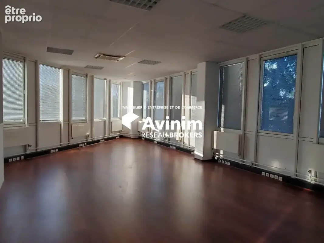 Commerce 737 m² à vendre à Archamps (74160) - photo 3