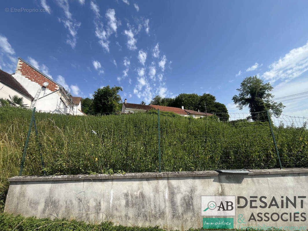 Sur la commune de Tigeaux, terrain à vendre de 223 m2 constructible, façade de 14 m. - photo 3