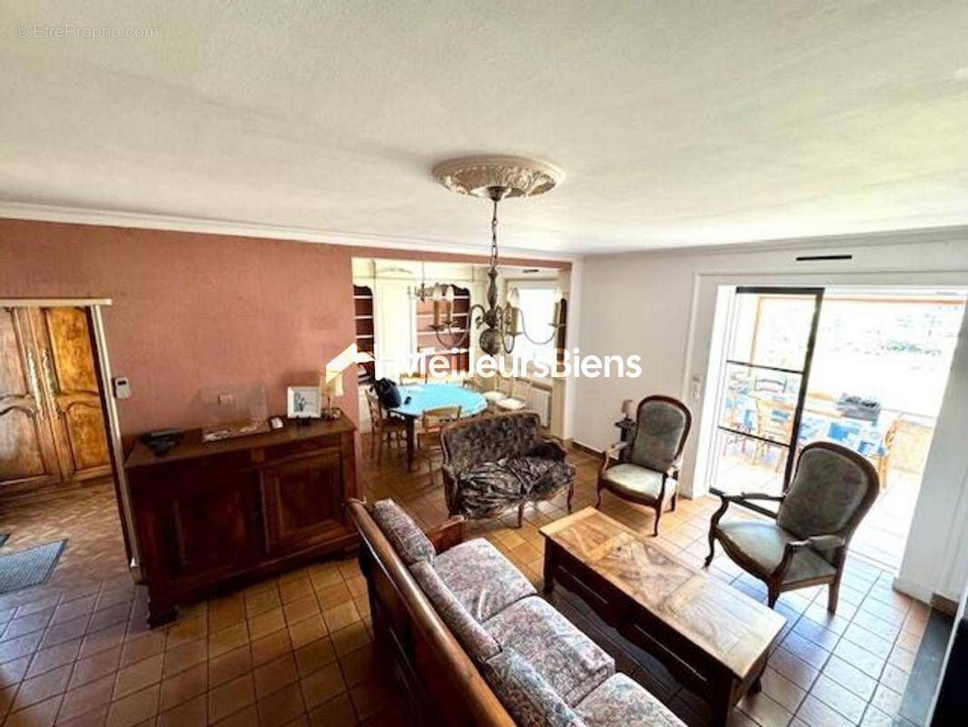 Proche commerces et écoles - Très belle maison sur 1947 m2 de terrain - photo 5