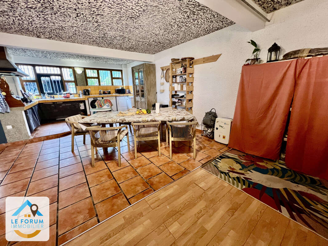 Tampon 97430 - villa à etage - volumes appreciables - fonctionnelle - quartier calme et verdoyant - photo 4