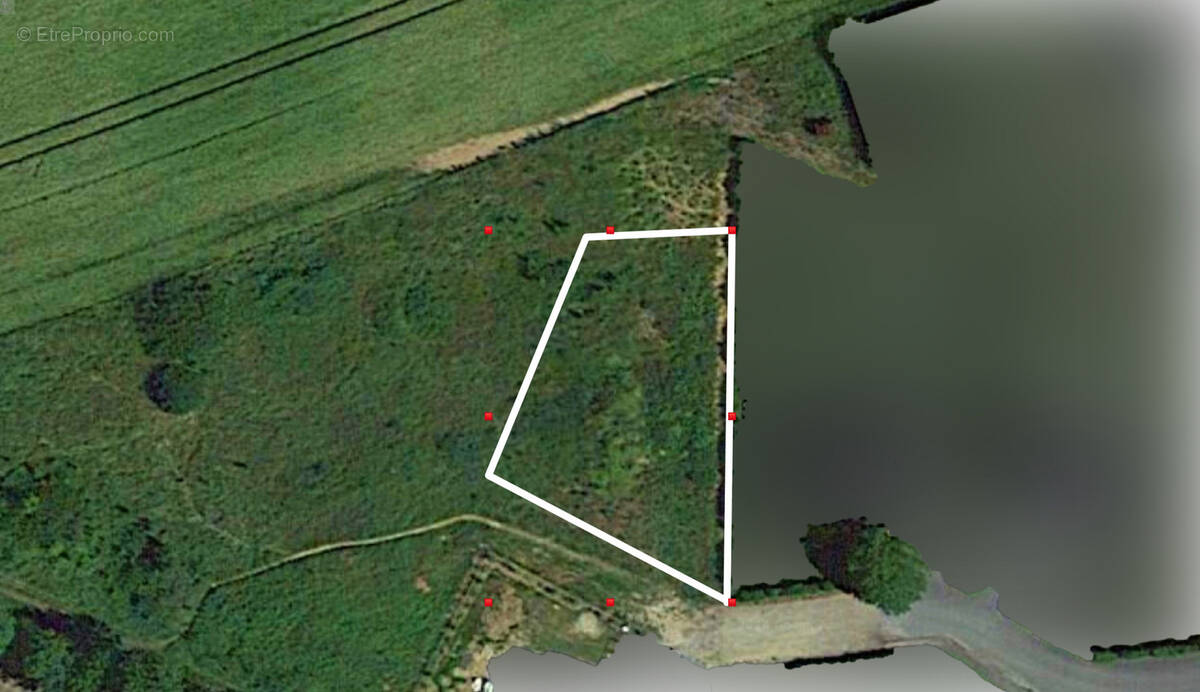 Terrain à SYLVAINS-LES-MOULINS