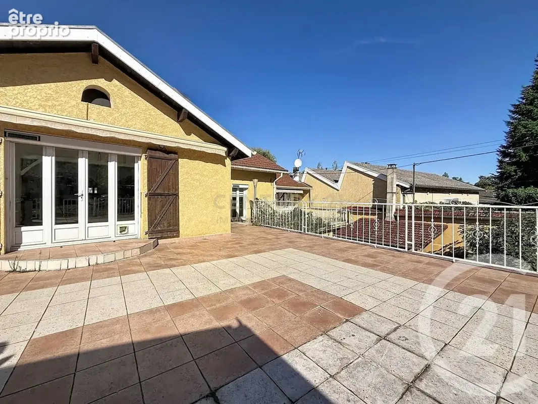 Maison 8 pièces 253 m² à vendre à Bourgoin-Jallieu (38300) - photo 2