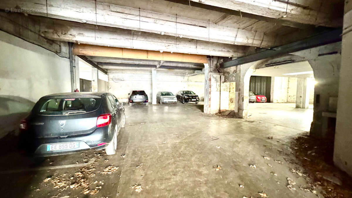 Garage/parking/box/garages à motos, fermés et sécurisés. - photo 6