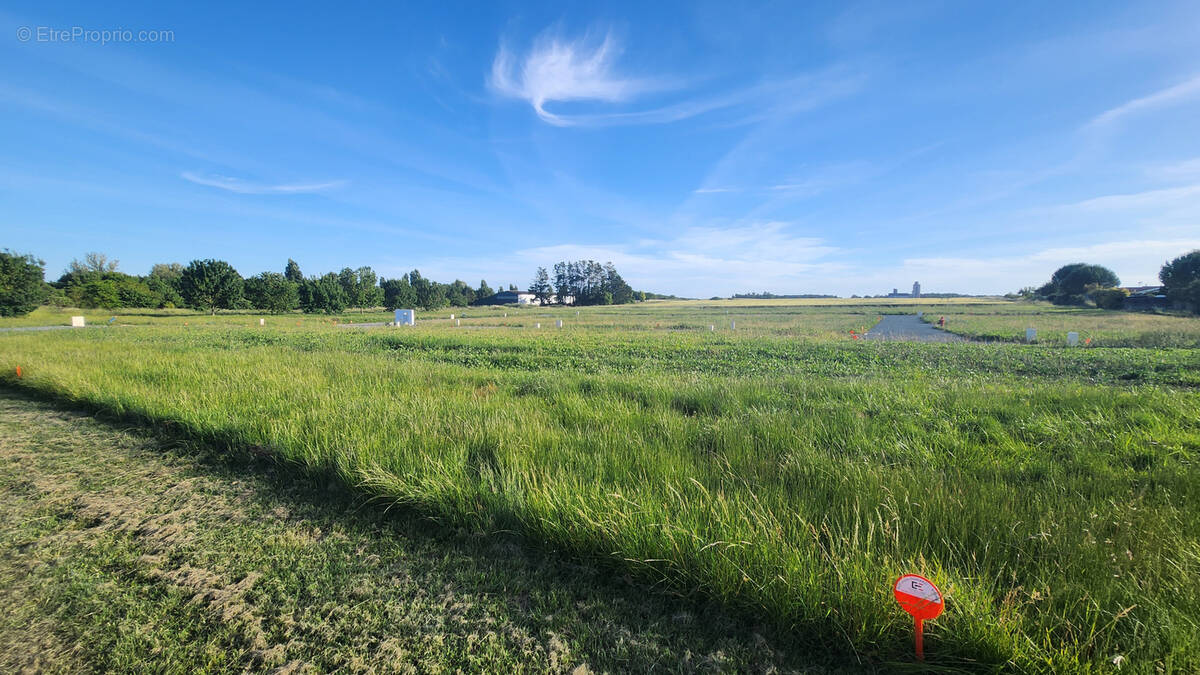 Terrain à MORNAC-SUR-SEUDRE