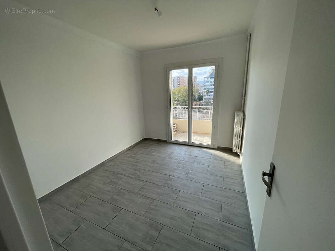Appartement Toulon est  Aguillon 4 pièce(s) 78 m2 avec deux balcons de 11 et 9m2 et parking collectif - photo 5