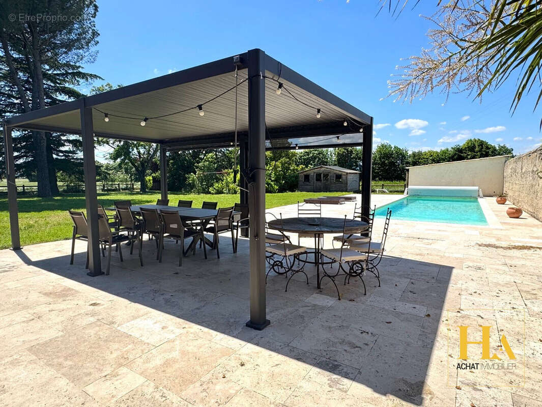 Bien d'exception, Mas rénové de 372m2, Parc arboré de 4.035m2, 10 pièces, 7 chambres, piscine, cave, vue dégagée. - photo 17