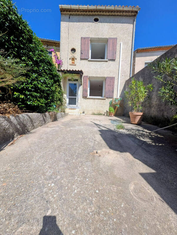 Maison à LAUDUN-L&#039;ARDOISE