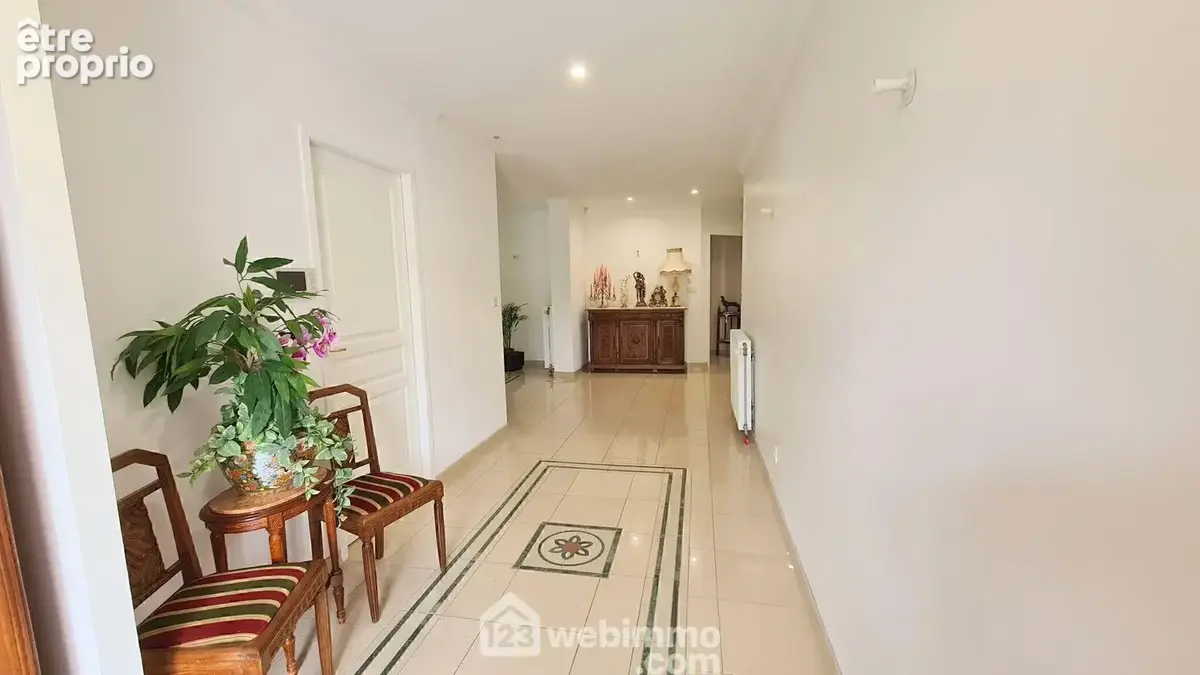 Commençons la visite par cette belle entrée de 11 m².