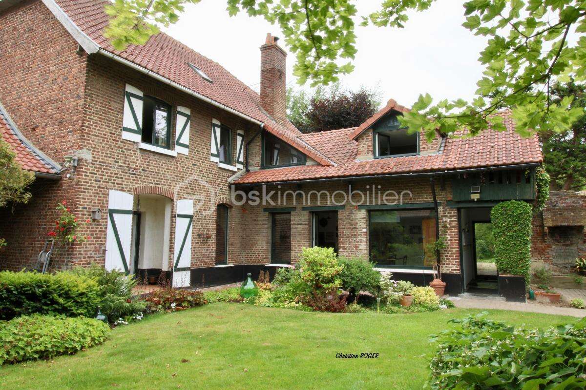 Ferme au carré de caractère avec habitation familiale, revenus locatifs et dépendances – Parcelle de 7 848 m² - photo 2