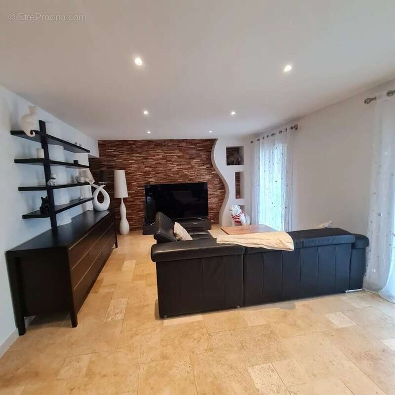 Maison à SAINT-CEZAIRE-SUR-SIAGNE