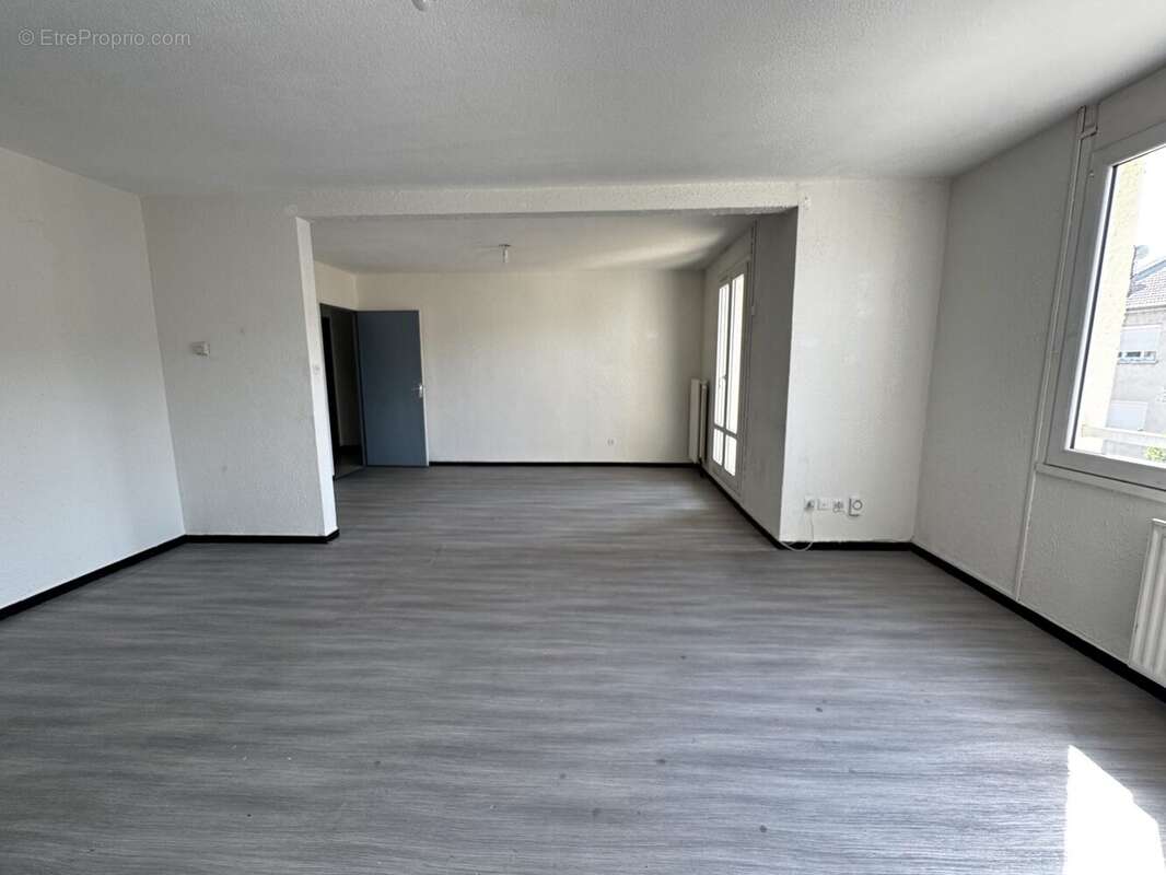 Appartement 103 m² à Le Chambon-Feugerolles  - photo 3