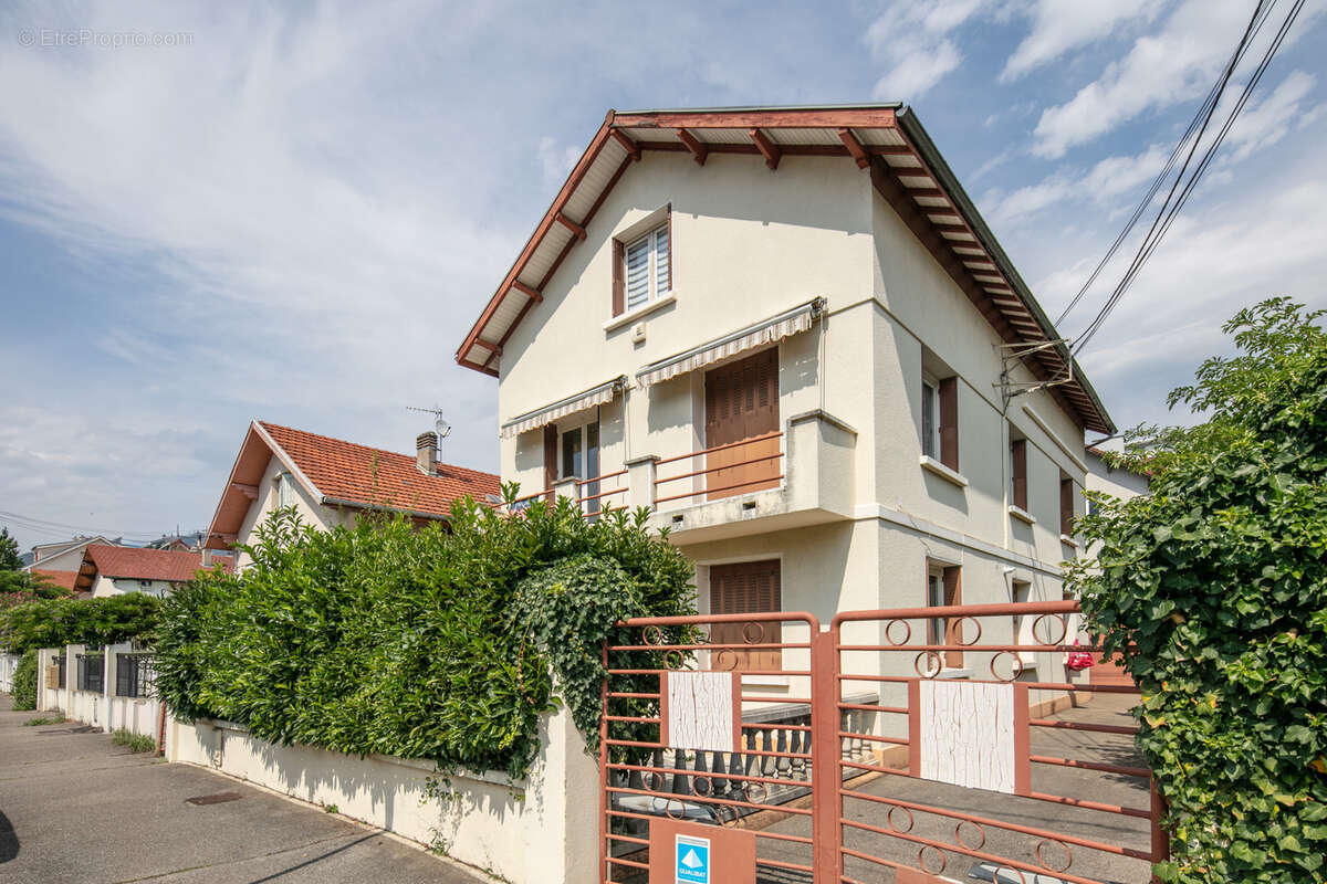 Grenoble - opportunité rare - ensemble immobilier de 4 logements avec garages & dépendances - revenus annuels - photo 2