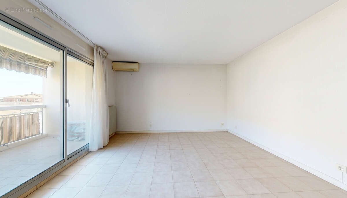 Appartement à SAINT-LAURENT-DU-VAR