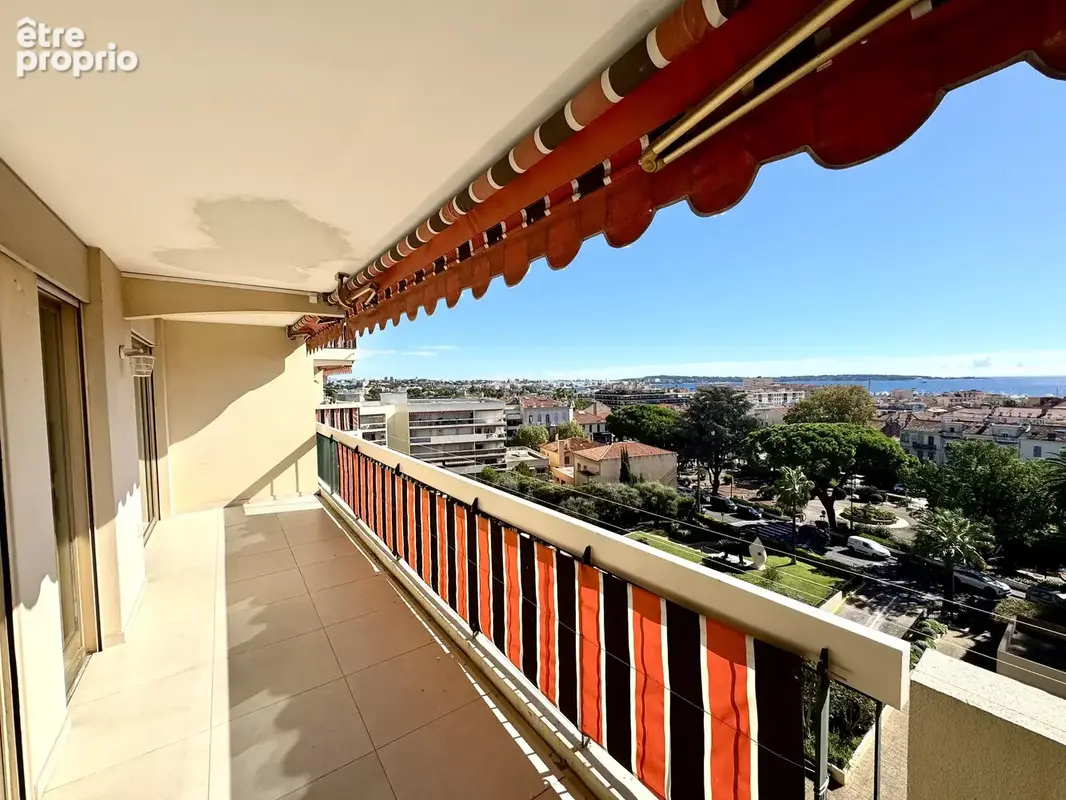 Golfe Juan centre vaste deux pièces de 53 m2 avec belle vue mer et terrasse sud de 14 m2 - photo 2