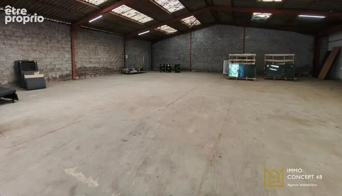 Entrepot - 1000 m² - 3 bureaux - 30 ares de terrain - photo 4