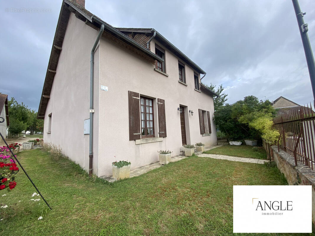 Maison à VILLAINES-LA-CARELLE