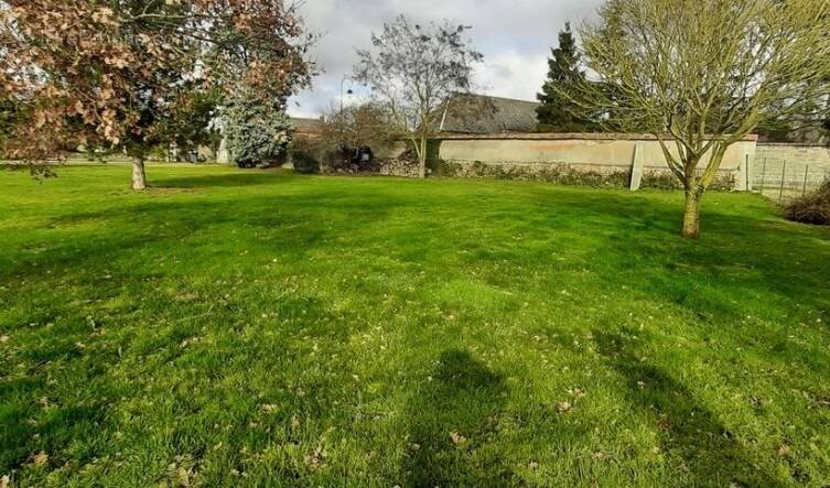 Terrain à MARCILLY-LA-CAMPAGNE