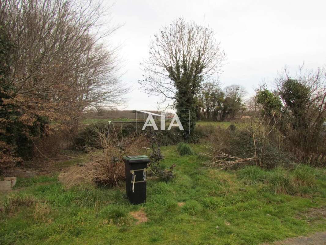 Maison à LES ADJOTS