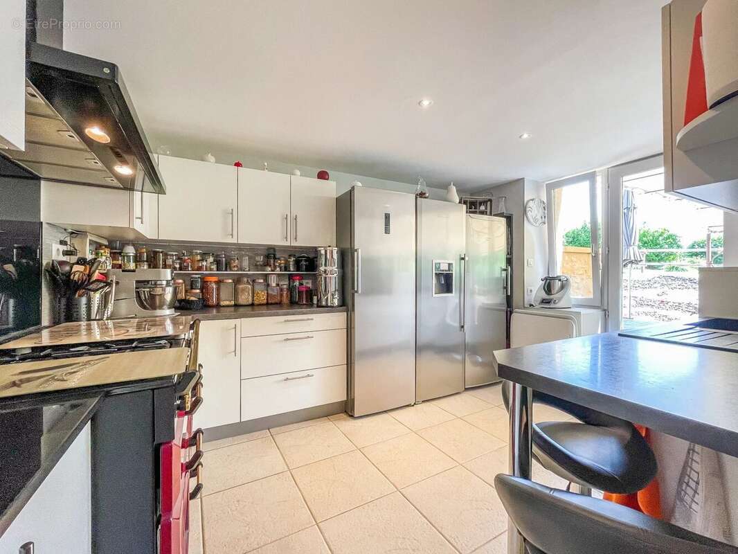 Propriété en pierre de cinq chambres avec piscine d'eau salée et oasis naturelle à Plazac. - photo 4