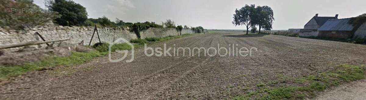 Terrain à MENEVILLERS