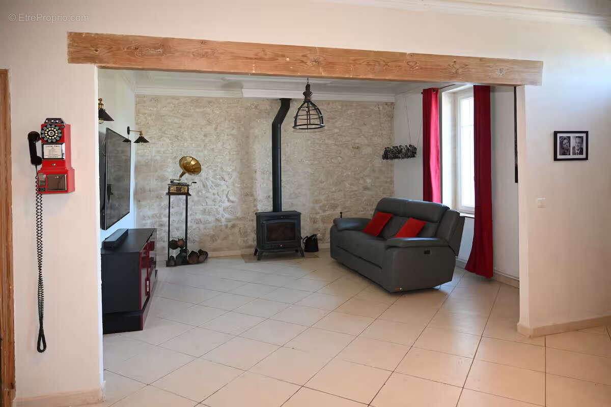 ARLES : Magnifique mas en pierre rénové de 185 m² avec dépendances, piscine et prestations haut de gamme - photo 4