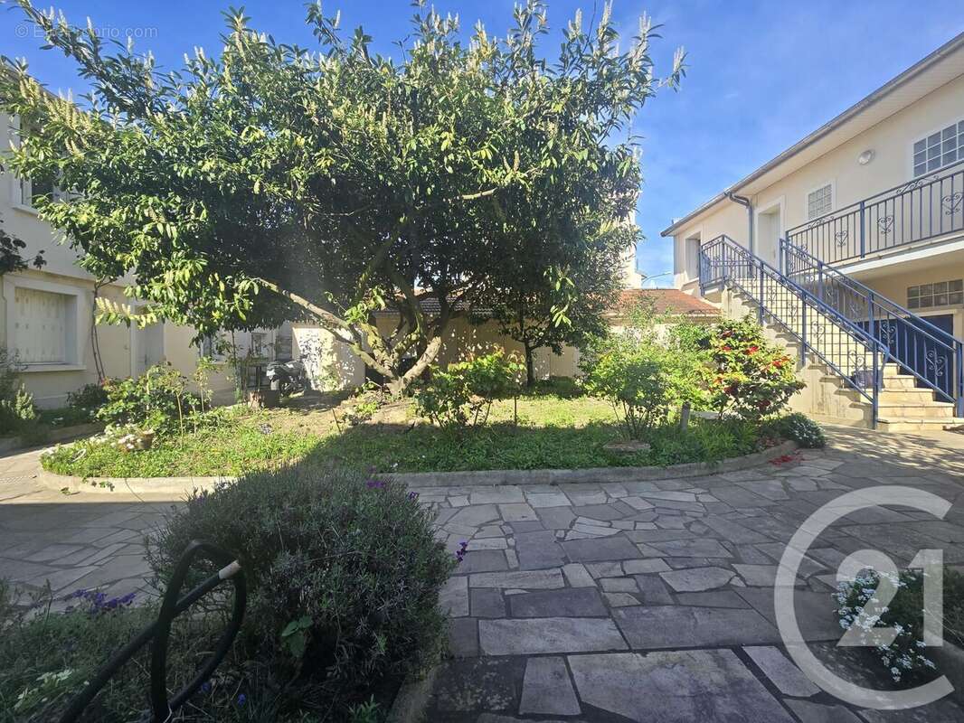 Autre à SAINT-MAUR-DES-FOSSES