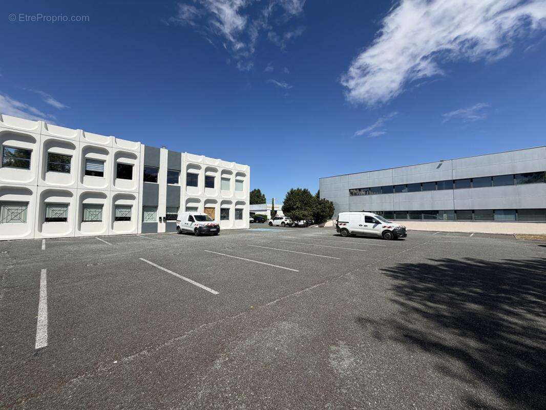 Commerce 1237 m² à Merignac  - photo 2