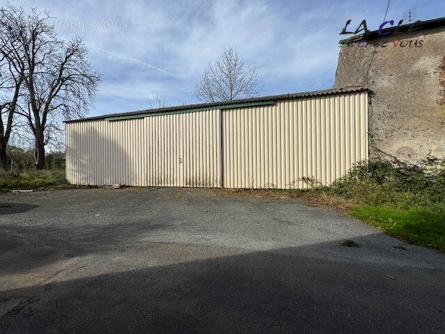 Parking à SAINT-LAURS