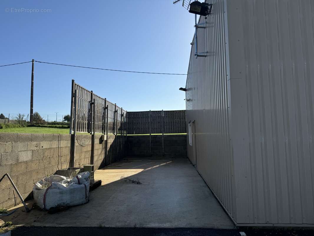 n°1 - Commerce à BENEVENT-L&#039;ABBAYE