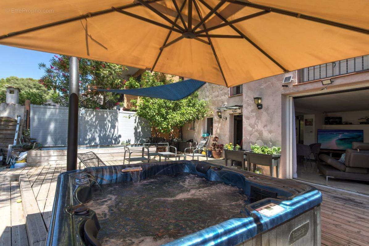 Maison de caractère de 175 m² avec appartement indépendant, jardin, jacuzzi et garage – carros village - photo 37