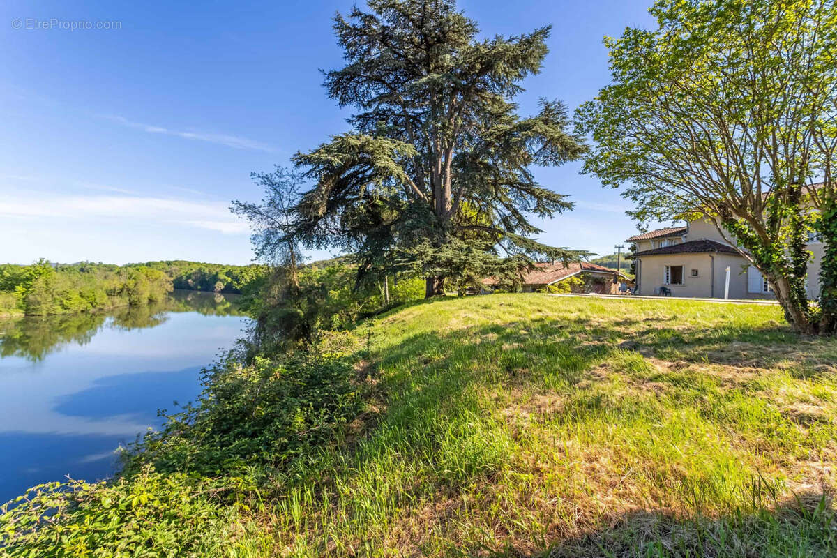 Country manor with barn and pool - photo 22