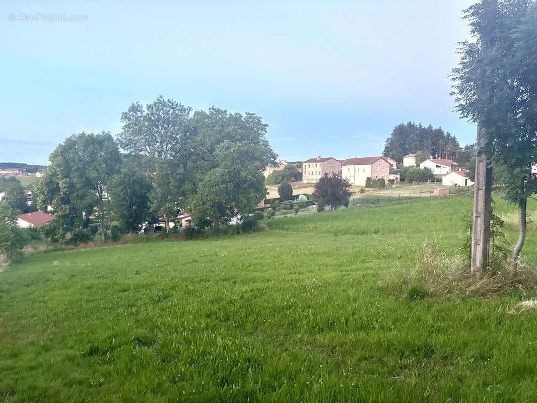 Terrain constructible au cœur du village - photo 2
