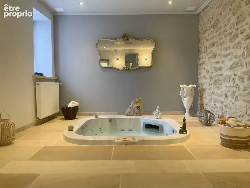 Maison de charme en pierre  en plein coeur de village. - photo 7