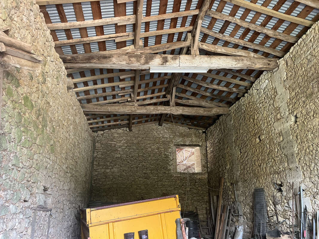 Parking à NAUJAN-ET-POSTIAC