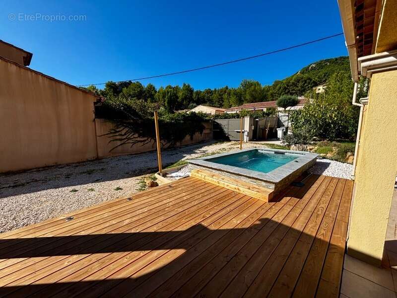 Maison à LE REVEST-LES-EAUX