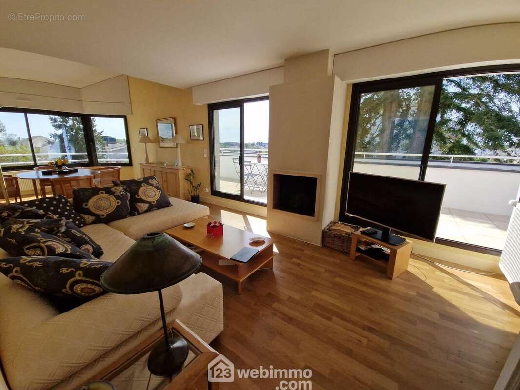 Pièce de vie exposée sud et ouest, vue dégagée. - Appartement à LA ROCHE-SUR-YON