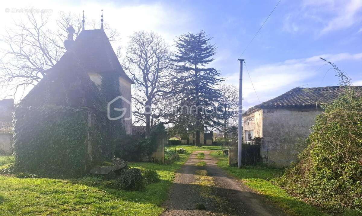 Corps de ferme en partie habitable - 500 m² sur terrain de 3000 m² - photo 2