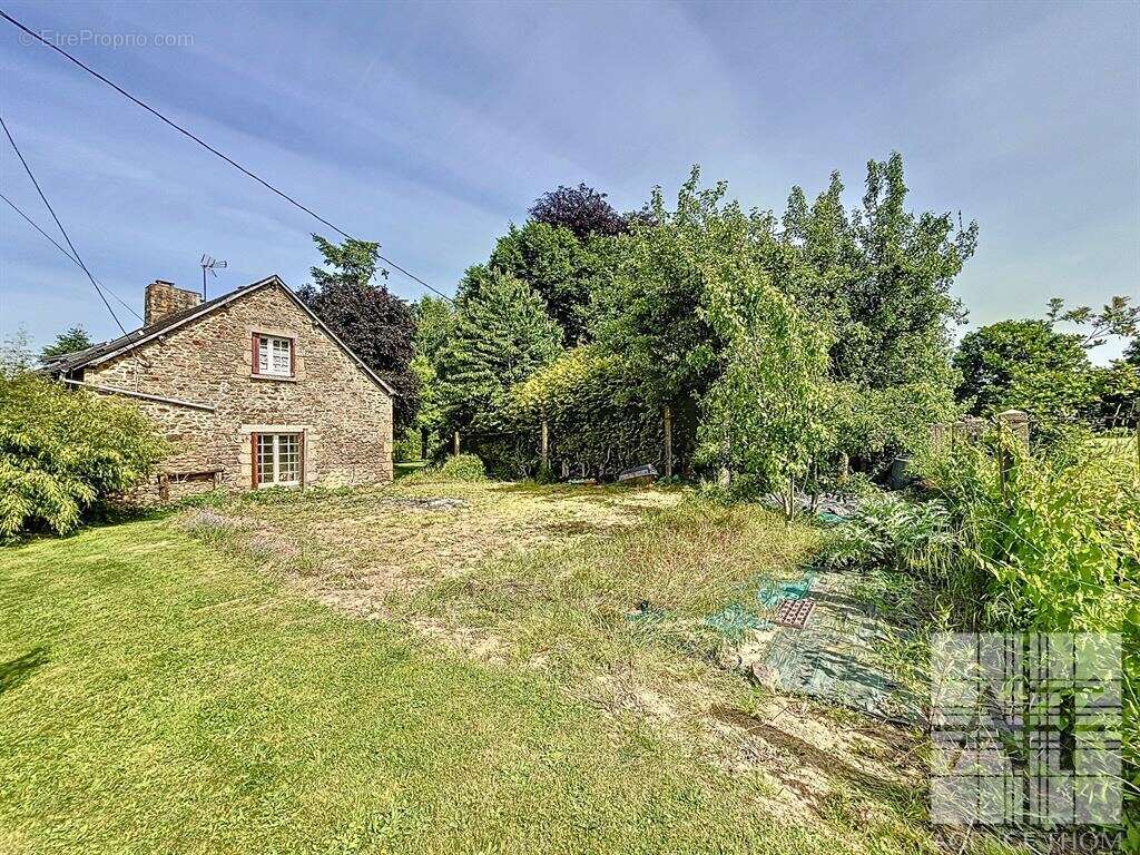 Maison à SAINT-DENIS-DE-GASTINES