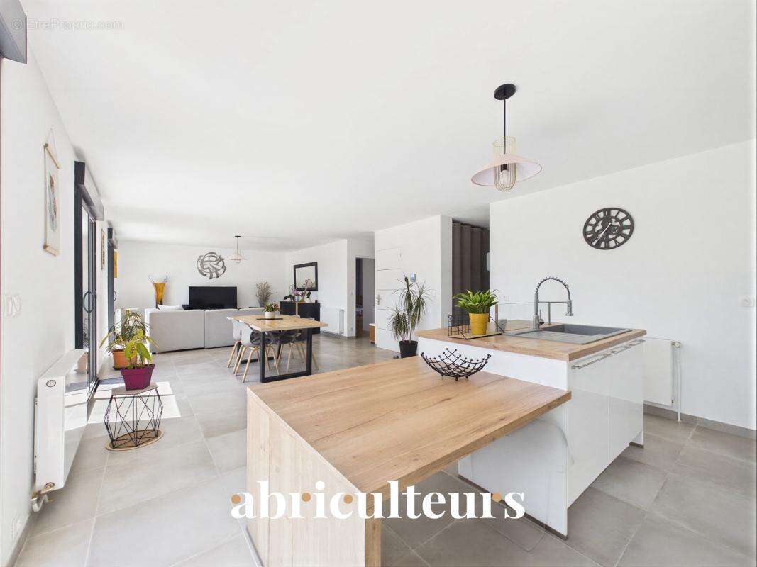Spacieuse maison 5/6 chambres prête à vivre en vente à Couëron bourg (44220) - photo 14