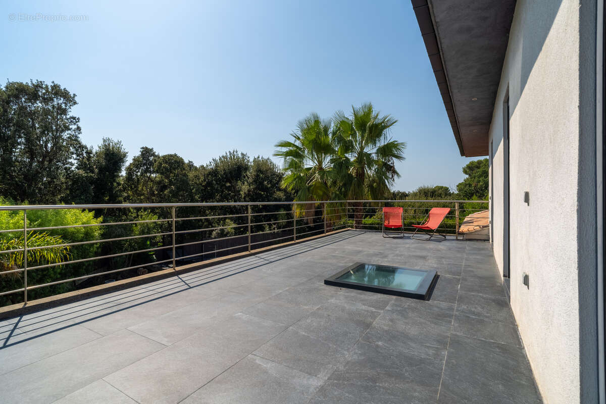 Villa d'architecte : élégance contemporaine et prestations de qualité au cœur d'une résidence privée - photo 17