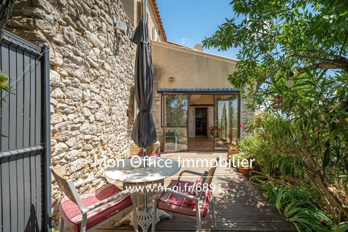 Référence : 6891-SJO - Maison provençale en pierre au coeur du village de St-Julien (83560): 4 chambres - véranda- piscine- cave - photo 7