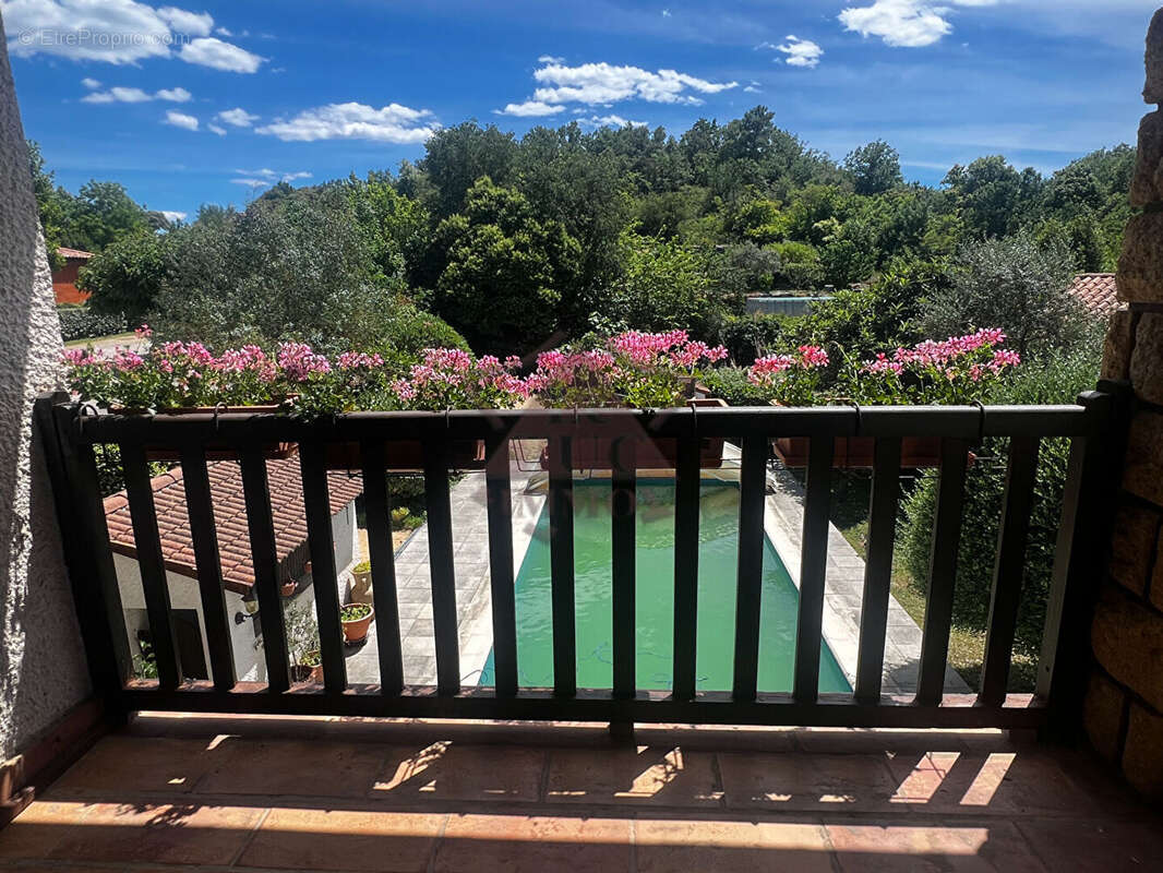 Maison avec piscine dans un environnement calme - photo 9