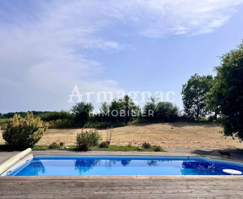 Maison à VIC-FEZENSAC