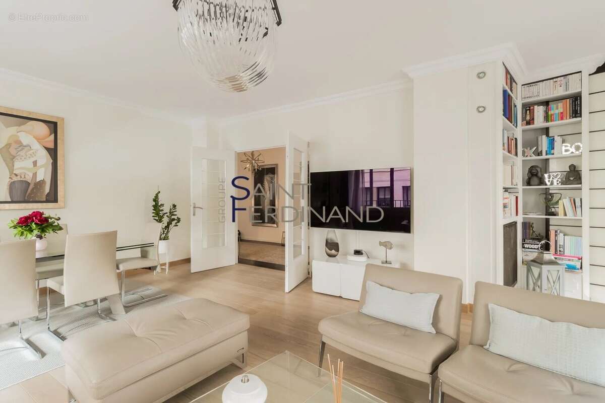 Appartement à PARIS-16E