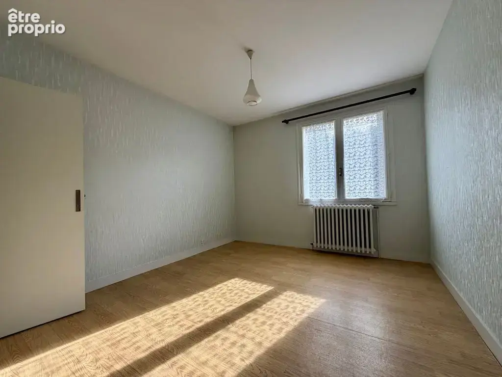 Maison avec 1.2ha, commerces et école accessibles à pied - photo 10