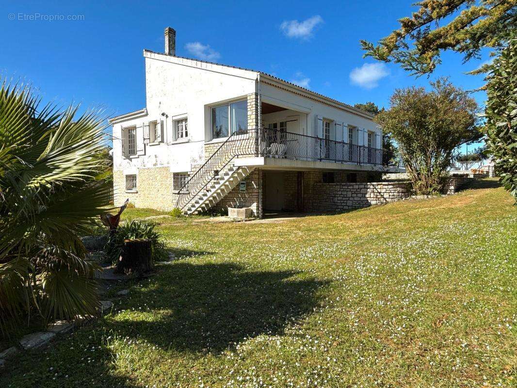 Maison à LA BREE-LES-BAINS