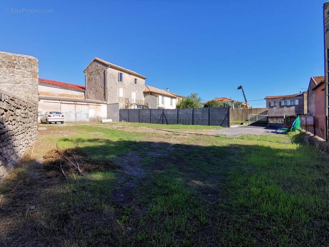   - Terrain à AUBENAS